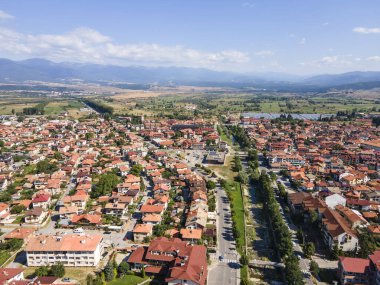 Bulgaristan 'ın Blagoevgrad bölgesinin ünlü Bansko kayak beldesinin hava manzarası