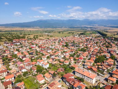 Bulgaristan 'ın Blagoevgrad bölgesinin ünlü Bansko kayak beldesinin hava manzarası