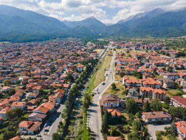 Bulgaristan 'ın Blagoevgrad bölgesinin ünlü Bansko kayak beldesinin hava manzarası