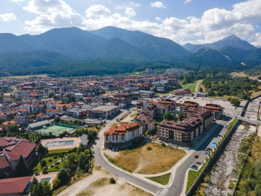 Bulgaristan 'ın Blagoevgrad bölgesinin ünlü Bansko kayak beldesinin hava manzarası