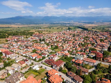 Bulgaristan 'ın Blagoevgrad bölgesinin ünlü Bansko kayak beldesinin hava manzarası