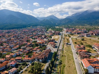 Bulgaristan 'ın Blagoevgrad bölgesinin ünlü Bansko kayak beldesinin hava manzarası