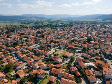 Bulgaristan 'ın Blagoevgrad bölgesinin ünlü Bansko kayak beldesinin hava manzarası