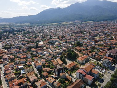Bulgaristan 'ın Blagoevgrad bölgesinin ünlü Bansko kayak beldesinin hava manzarası