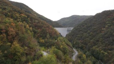 Bulgaristan 'ın Smolyan Bölgesi, Tsankov kamak Rezervuarı' nın Sonbahar hava manzarası