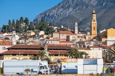 MENTON, FRANCE - 27 HAZİRAN 2024: Menton kıyılarının panoraması, Provence Alpes-Cote d 'Azur, Fransa