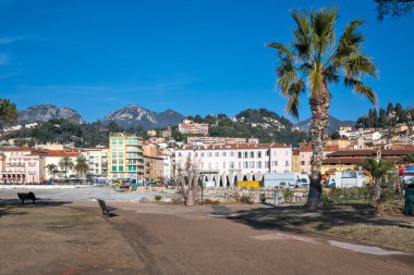 MENTON, FRANCE - 27 HAZİRAN 2024: Menton kıyılarının panoraması, Provence Alpes-Cote d 'Azur, Fransa