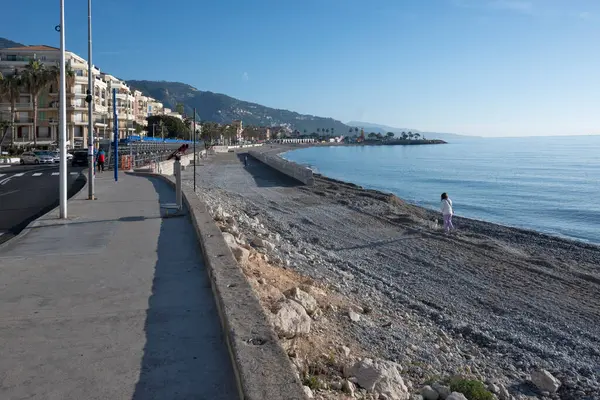MENTON, FRANCE - 27 HAZİRAN 2024: Menton kıyılarının panoraması, Provence Alpes-Cote d 'Azur, Fransa
