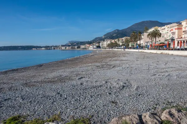 MENTON, FRANCE - 27 HAZİRAN 2024: Menton kıyılarının panoraması, Provence Alpes-Cote d 'Azur, Fransa