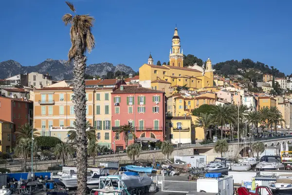 MENTON, FRANCE - 27 HAZİRAN 2024: Menton kıyılarının panoraması, Provence Alpes-Cote d 'Azur, Fransa
