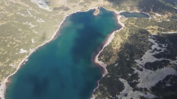 Fantastisk Antenn Utsikt Över Den Stinkande Sjön Smradlivoto Lake Rila — Stockvideo