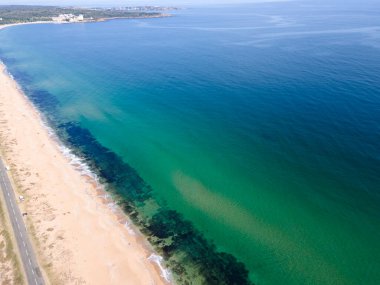 Bulgaristan 'ın Burgaz Bölgesi' nin Dyuni tatil beldesi yakınlarındaki The Driver Beach 'in hava manzarası