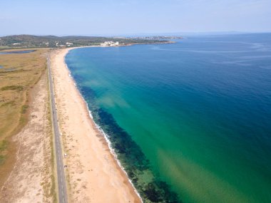 Bulgaristan 'ın Burgaz Bölgesi' nin Dyuni tatil beldesi yakınlarındaki The Driver Beach 'in hava manzarası