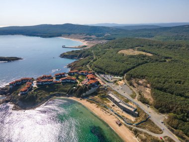 Bulgaristan 'ın Burgaz Bölgesi' nin Dyuni tatil beldesi yakınlarındaki The Driver Beach 'in hava manzarası