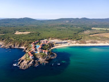Bulgaristan 'ın Burgaz Bölgesi' nin Dyuni tatil beldesi yakınlarındaki The Driver Beach 'in hava manzarası