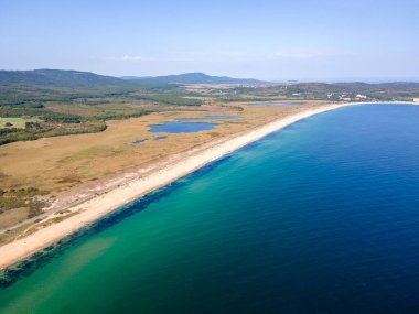 Bulgaristan 'ın Burgaz Bölgesi' nin Dyuni tatil beldesi yakınlarındaki The Driver Beach 'in hava manzarası