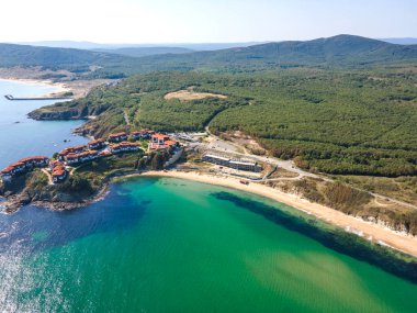 Bulgaristan 'ın Burgaz Bölgesi' nin Dyuni tatil beldesi yakınlarındaki The Driver Beach 'in hava manzarası