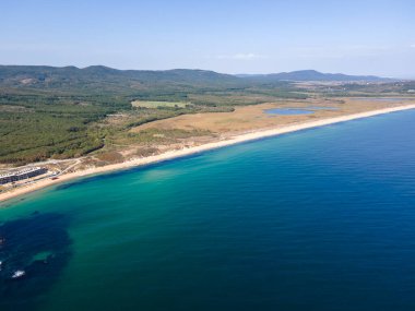 Bulgaristan 'ın Burgaz Bölgesi' nin Dyuni tatil beldesi yakınlarındaki The Driver Beach 'in hava manzarası
