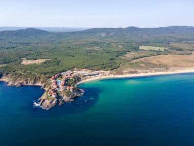 Bulgaristan 'ın Burgaz Bölgesi' nin Dyuni tatil beldesi yakınlarındaki The Driver Beach 'in hava manzarası