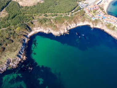 Bulgaristan 'ın Burgaz Bölgesi' nin Dyuni tatil beldesi yakınlarındaki The Driver Beach 'in hava manzarası