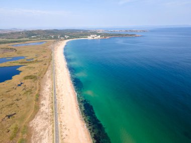 Bulgaristan 'ın Burgaz Bölgesi' nin Dyuni tatil beldesi yakınlarındaki The Driver Beach 'in hava manzarası