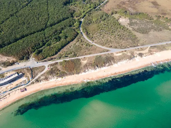 Bulgaristan 'ın Burgaz Bölgesi' nin Dyuni tatil beldesi yakınlarındaki The Driver Beach 'in hava manzarası