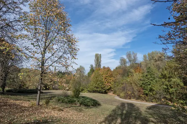 Bulgaristan 'ın Sofya kentindeki South Park' ın şaşırtıcı sonbahar manzarası