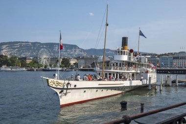GENEVA, SWitzERLAND - 17 Haziran 2023: İsviçre 'nin Cenevre kentindeki Costal Steet' ten İnanılmaz Panorama