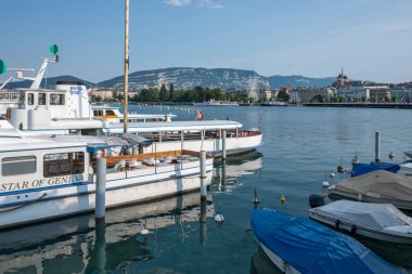 GENEVA, SWitzERLAND - 17 Haziran 2023: İsviçre 'nin Cenevre kentindeki Costal Steet' ten İnanılmaz Panorama