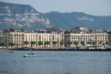 GENEVA, SWitzERLAND - 17 Haziran 2023: İsviçre 'nin Cenevre kentindeki Costal Steet' ten İnanılmaz Panorama