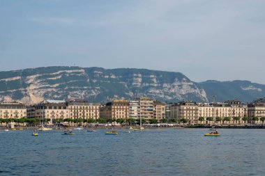 GENEVA, SWitzERLAND - 17 Haziran 2023: İsviçre 'nin Cenevre kentindeki Costal Steet' ten İnanılmaz Panorama