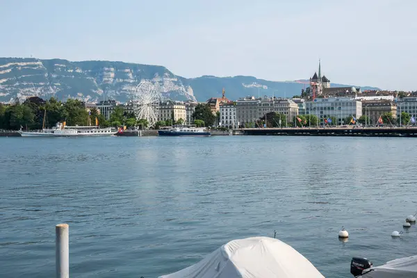 GENEVA, SWitzERLAND - 17 Haziran 2023: İsviçre 'nin Cenevre kentindeki Costal Steet' ten İnanılmaz Panorama