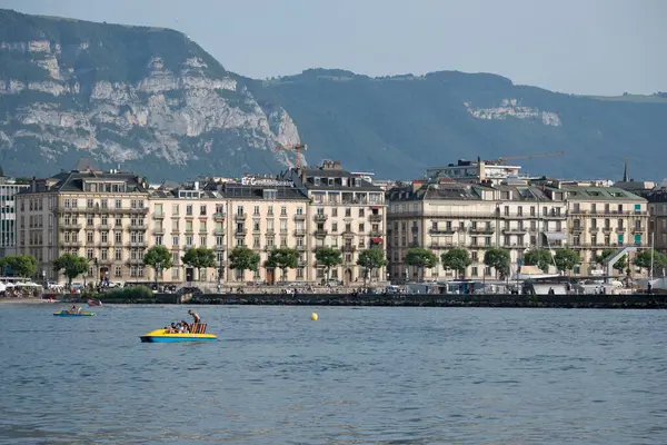 GENEVA, SWitzERLAND - 17 Haziran 2023: İsviçre 'nin Cenevre kentindeki Costal Steet' ten İnanılmaz Panorama