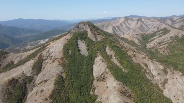 Vista Aérea Del Pico Kazanla Radimar Las Montañas Rhodope Región — Vídeo de stock