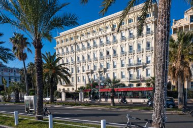 GÜZEL, FRANCE - 25 HAZİRAN 2024: Nice, Provence Alpes-Cote d 'Azur, Fransa' nın sahil caddesinin günbatımı Panoraması