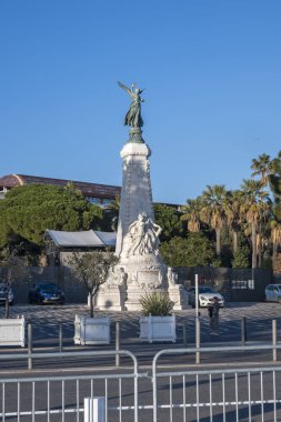 GÜZEL, FRANCE - 25 HAZİRAN 2024: Nice, Provence Alpes-Cote d 'Azur, Fransa' nın sahil caddesinin günbatımı Panoraması