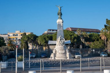 GÜZEL, FRANCE - 25 HAZİRAN 2024: Nice, Provence Alpes-Cote d 'Azur, Fransa' nın sahil caddesinin günbatımı Panoraması