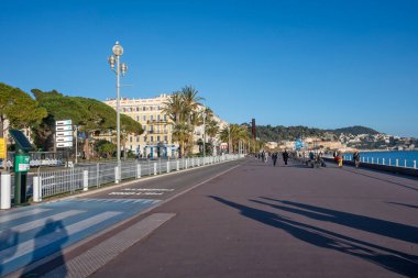 GÜZEL, FRANCE - 25 HAZİRAN 2024: Nice, Provence Alpes-Cote d 'Azur, Fransa' nın sahil caddesinin günbatımı Panoraması