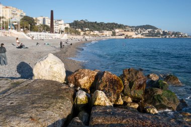 GÜZEL, FRANCE - 25 HAZİRAN 2024: Nice, Provence Alpes-Cote d 'Azur, Fransa' nın sahil caddesinin günbatımı Panoraması