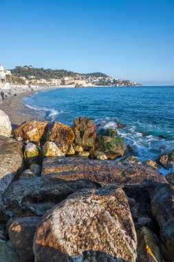 GÜZEL, FRANCE - 25 HAZİRAN 2024: Nice, Provence Alpes-Cote d 'Azur, Fransa' nın sahil caddesinin günbatımı Panoraması