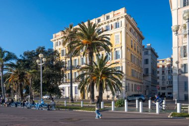 GÜZEL, FRANCE - 25 HAZİRAN 2024: Nice, Provence Alpes-Cote d 'Azur, Fransa' nın sahil caddesinin günbatımı Panoraması