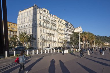 GÜZEL, FRANCE - 25 HAZİRAN 2024: Nice, Provence Alpes-Cote d 'Azur, Fransa' nın sahil caddesinin günbatımı Panoraması