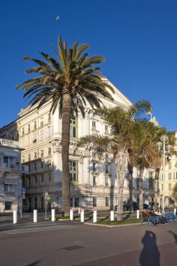 GÜZEL, FRANCE - 25 HAZİRAN 2024: Nice, Provence Alpes-Cote d 'Azur, Fransa' nın sahil caddesinin günbatımı Panoraması