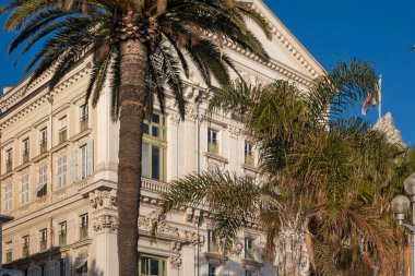 GÜZEL, FRANCE - 25 HAZİRAN 2024: Nice, Provence Alpes-Cote d 'Azur, Fransa' nın sahil caddesinin günbatımı Panoraması