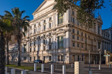 GÜZEL, FRANCE - 25 HAZİRAN 2024: Nice, Provence Alpes-Cote d 'Azur, Fransa' nın sahil caddesinin günbatımı Panoraması