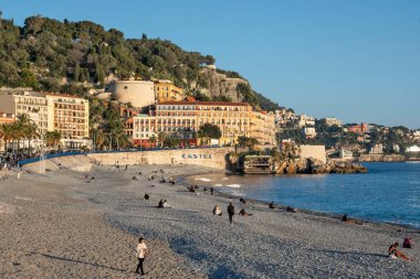 GÜZEL, FRANCE - 25 HAZİRAN 2024: Nice, Provence Alpes-Cote d 'Azur, Fransa' nın sahil caddesinin günbatımı Panoraması