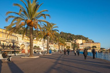 GÜZEL, FRANCE - 25 HAZİRAN 2024: Nice, Provence Alpes-Cote d 'Azur, Fransa' nın sahil caddesinin günbatımı Panoraması