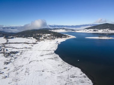 Bulgaristan 'ın Pazardzhik bölgesindeki Batak Baraj Havzası kış manzarası