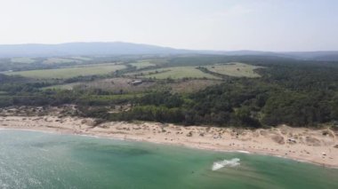 Bulgaristan 'ın Burgaz Bölgesi Mercan plajı yakınlarındaki Karadeniz kıyılarının hava manzarası 