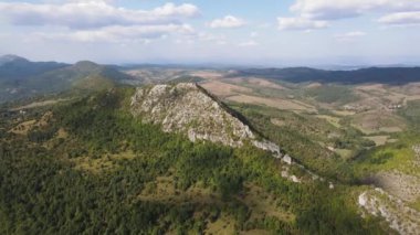 Bulgaristan 'ın Pernik Bölgesi Dragovski kamak Tepesi yakınlarındaki Greben Dağı' nın şaşırtıcı sonbahar manzarası